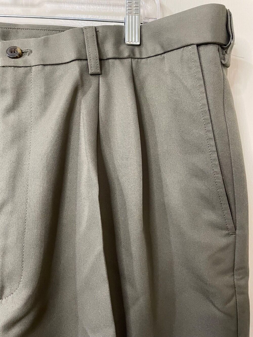 Non Iron, Moisture Wicking, Haggar Shorts Mens Taupe Color Size 42 NWT